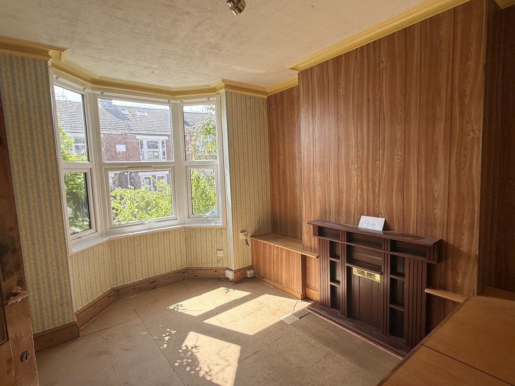 Lot: 136 - SEMI-DETACHED HOUSE IN NEED OF REFURBISHMENT - Living Room in House in Need of Improvement